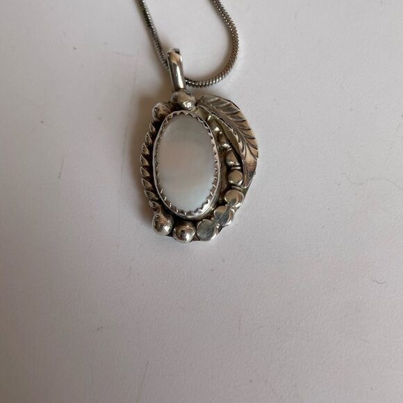 Vintage R.E. Lee Navajo Sterling Silver and Mother of Pearl Pendant Necklace - Picture 5 of 9